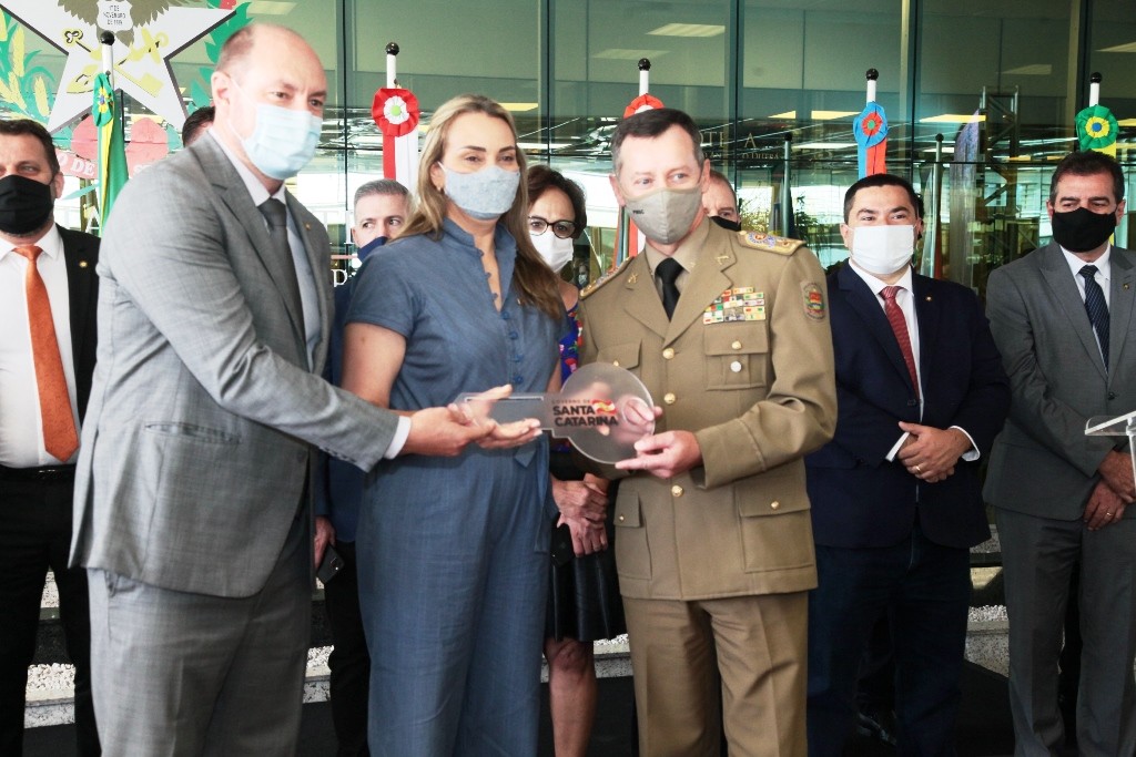 Comandante da PM recebe chave simbólica da governadora e do presidente da Alesc