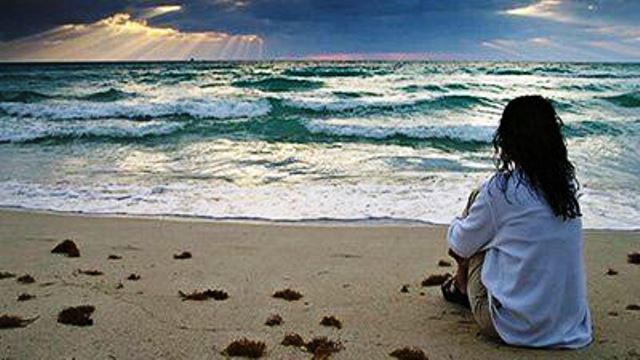 mulher refletindo sobre a vida