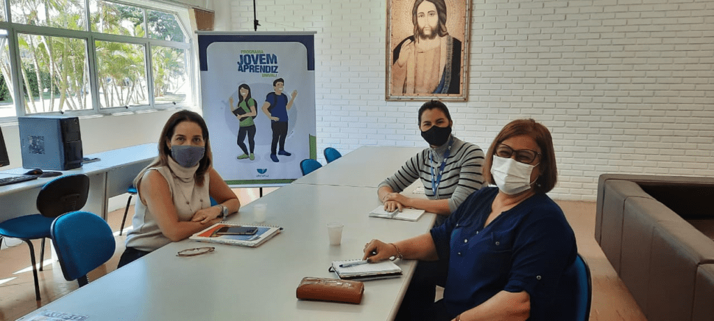 Secretária de Assistência Social e Habitação em reunião com a equipe do setor de Extensão e Assuntos Comunitários da Univali