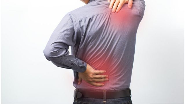 CRÉDITO,GETTY IMAGES Estudos apontam que relatos de dores persistentes nas articulações e nos músculos são comuns em pacientes com a chamada covid longa