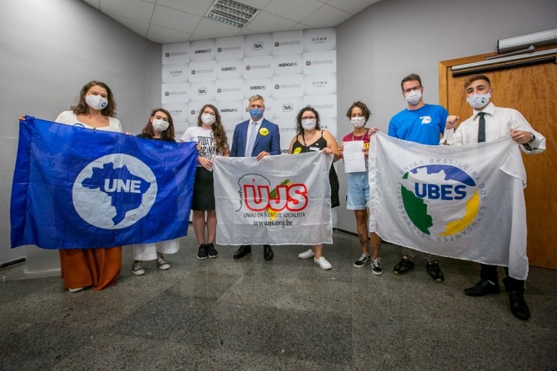 Deputado Fabiano da Luz e estudantes da UJS e da Une