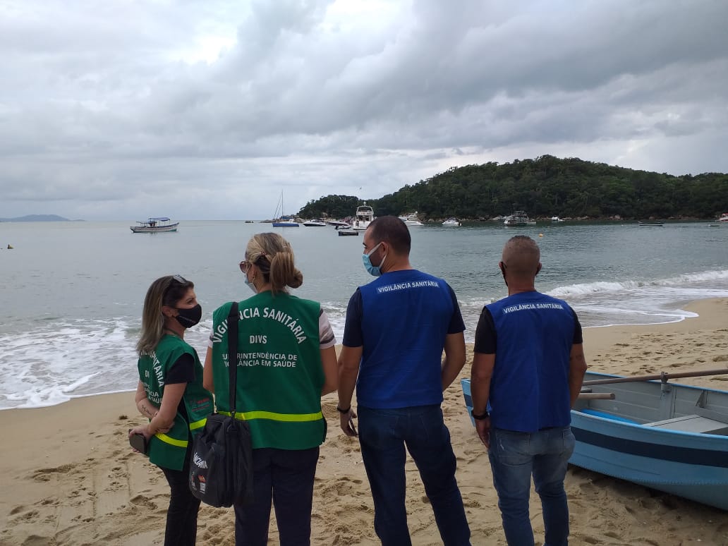 Em parceria com a Polícia Militar e a Capitania dos Portos, a autoridade municipal realizou ação de orientação com os tripulantes de lanchas marítimas que estavam descumprindo regras sanitárias.