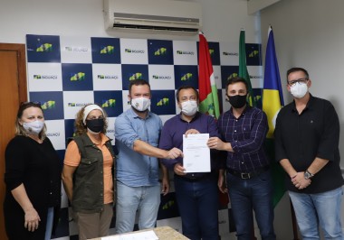 Mariana Bento DICOM PMB - Entrega simbólica da emenda para reforma da E.B.M Ruth Faria dos Reis