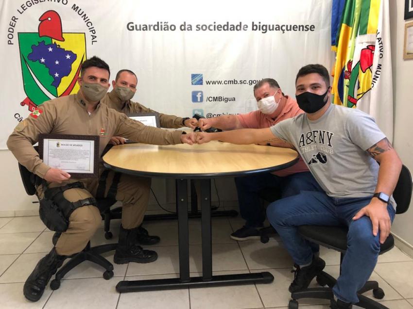 O presidente da Câmara Municipal, Ednei Muller Coelho, e o vereador Lucas Rosa Vieira, fizeram a entrega oficial da Moção de Aplausos a militares dedo 24 Batalhão de Polícia Militar