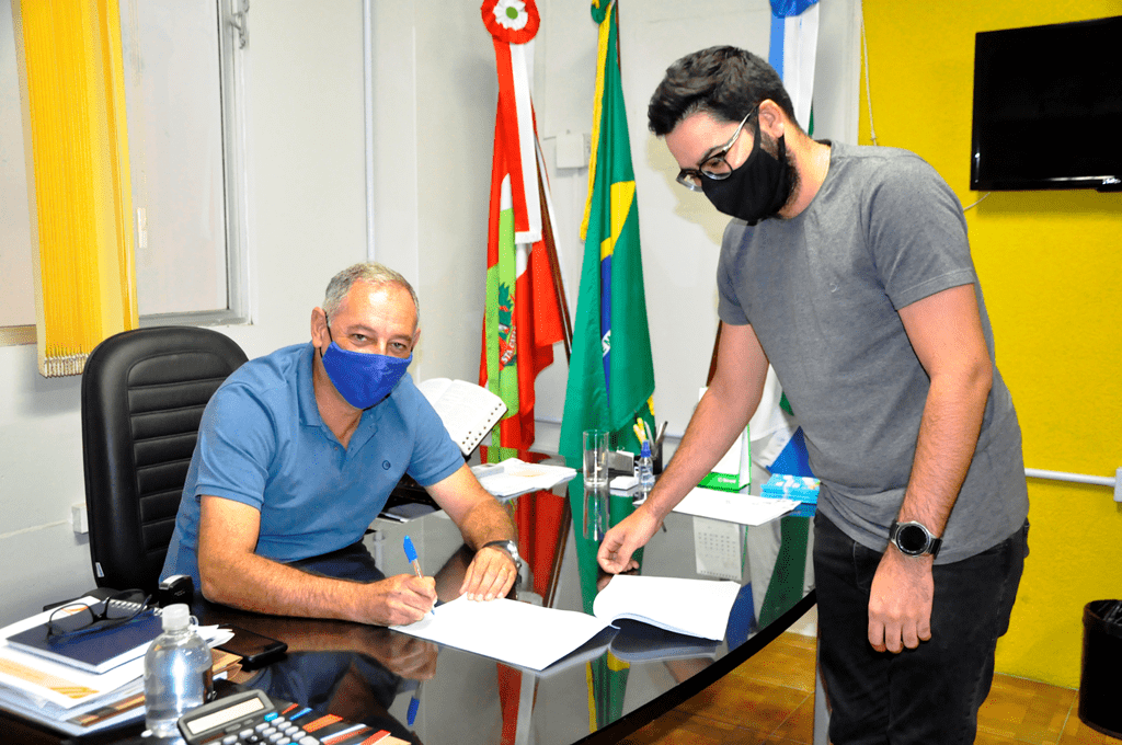 Prefeito Marquinhos assina...