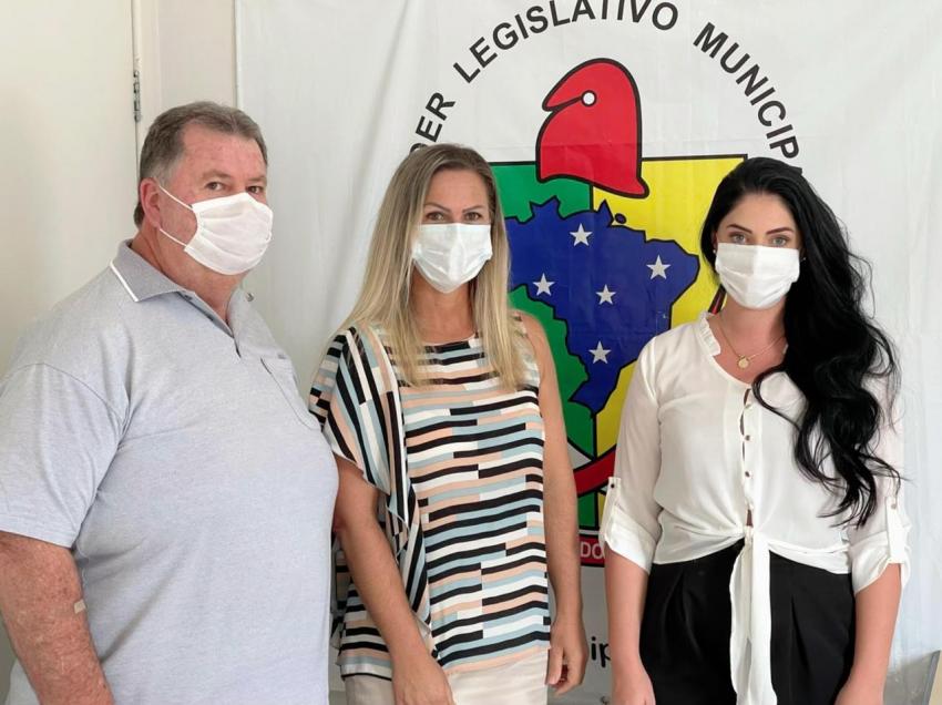 Presidente Ednei Muller Coelho, Vereadora Adrioana VAni Picolli e Isabella Nunes Muller Divulgação CMVB