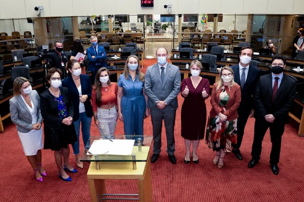 governadora_assina_termo_para_criacao_do_observatorio_de_violencia_contra_a_mulher_em_sc_20210331_1888618559