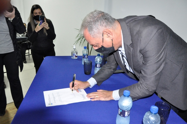 GOVERNADOR CELSO RAMOS OFICIALIZA PAGAMENTO DO PISO NACIONAL