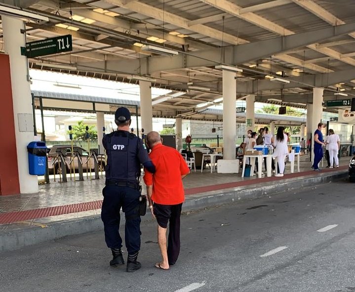 Guarda de Transito auxlia idoso na vacinação drive thru