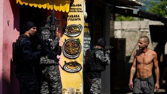 MAURO PIMENTEL-AFP-Getty Images - A operação da Polícia Civil começou na manhã desta quinta-feira (06-05)