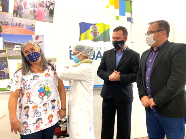 O começo da tarde dessa quarta-feira (26) foi marcado por momentos de emoção e alegria com a primeira aplicação da vacina contra a COVID-19 em uma professora da rede municipal de ensino .