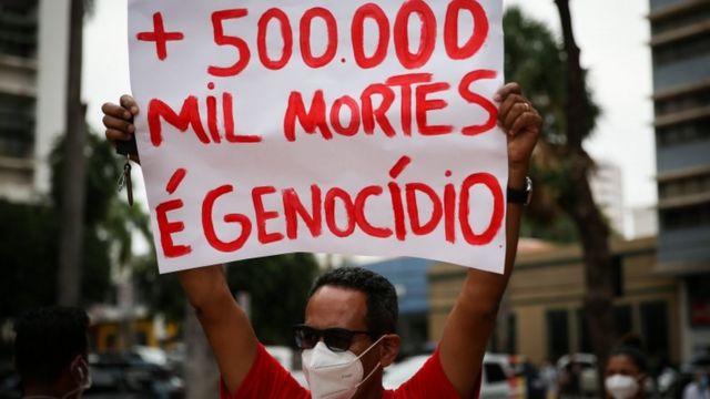 CRÉDITO,EPA-RAUL MARTINEZ, Milhares de pessoas voltaram a sair às ruas para protestar contra Bolsonaro, a quem chamam de 'genocida' por sua política sanitária, registrou o jornal argentino El Clarín
