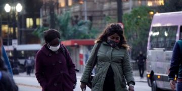 GETTY IMAGES, Pedestres protegidas do frio na capital paulista em julho; cidade pode registrar a menor temperatura desde 1994