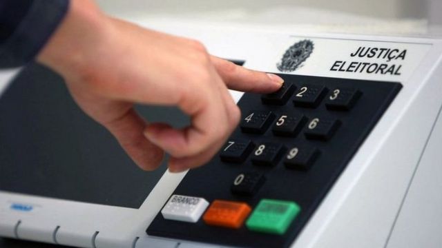 TSE, O TSE enviou à imprensa informações que contestam os questionamentos contra a confiabilidade da urna eletrônica apresentados na live do presidente