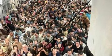 Avião norte-americano com 640 afegãos que deixaram o seu país tornou-se o símbolo do desespero de milhares de pessoas que tentam escapar ao regime dos talibãs.