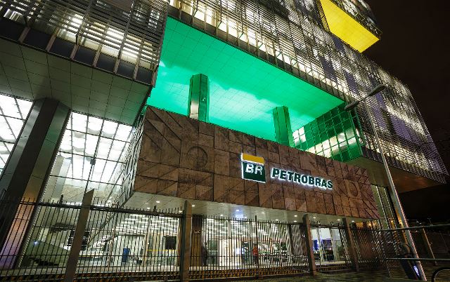 Desmantelada, Petrobras deixa de servir como ferramenta de combate à crise e indutora do crescimento