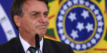 Bolsonaro ataca Coronavac e quer fim da obrigatoriedade de máscaras