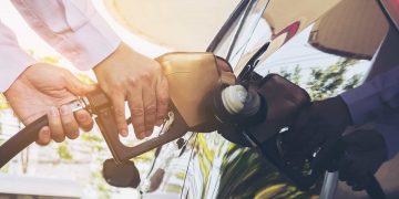 Shutterstock - Preço da gasolina com valor absurdo