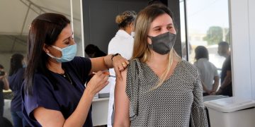Governador Celso Ramos inicia vacinação de adolescentes de 12 a 17 anos com comorbidades