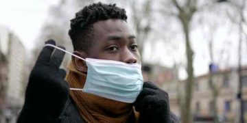 Negros têm mais risco de morrer de Covid mesmo no topo da pirâmide social, diz estudo