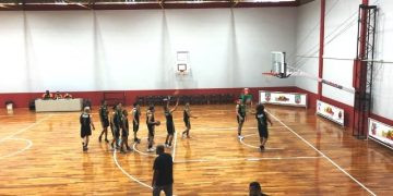 Quadra de esportes revitalizada recebeu primeiro jogo oficial de basket