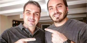 REPRODUÇÃO FACEBOOK - Flávio e Carlos, filhos mais velhos do presidente, são investigados por suposto esquema de 'rachadinha'