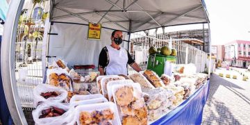 Barraquinhas azuis da feirinha na Praça Nereu Ramos