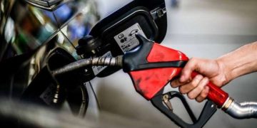 Gasolina sobe e preço máximo encosta em R$ 8; botijão chega a R$ 140