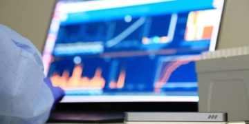 OMS batiza nova linhagem de Ômicron e classifica como variante de preocupação