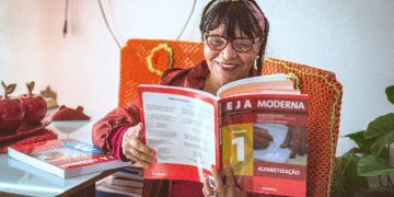 Aluna Áurea dos Santos, 73 anosSecretaria de Educação divulga cronograma para matrículas e rematrículas na Educação de Jovens e Adultos