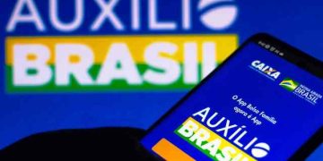 Auxílio Brasil de R$ 400 deve começar a ser pago em dezembro a 17 milhões de famílias