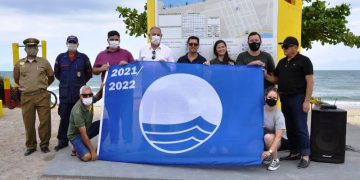 BANDEIRA AZUL É HASTEADA NA PRAIA GRANDE (CARAVELAS) PELO SEXTO ANO CONSECUTIVO