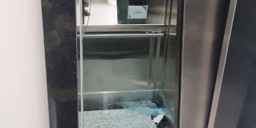Vidro quebrado em queda de elevador em Florianópolis — Foto CBM-Divulgação