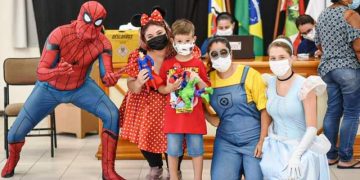 Heróis vacinando heróis