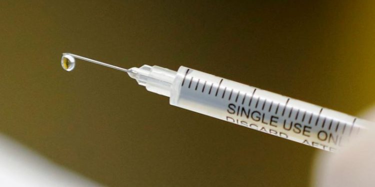 REUTERS - SIPHIWE SIBEKO - Audiência pública discute vacinação contra covid-19 em crianças