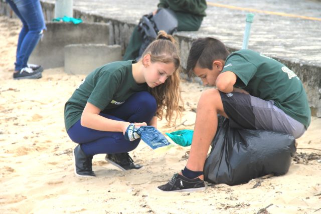 Alunos realizando limpeza de praia em ação do projeto Guardião Ambiental (Foto Divulgação Famabi)