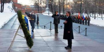 Bolsonaro inicia programa em Moscou homenageando soldados comunistas