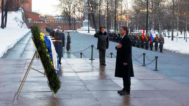 Bolsonaro inicia programa em Moscou homenageando soldados comunistas