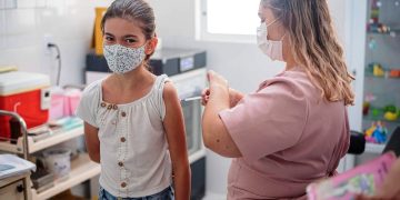 Crianças de 06 a 11 anos recebem vacina