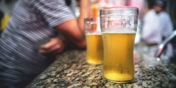 Dia de Combate ao Alcoolismo: médicos alertam sobre danos à saúde