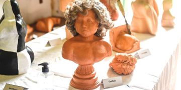 Exposição “ResPeito” apresenta esculturas em cerâmica com a temática do câncer de mama (Foto Fernando Mendes)