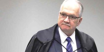 Fachin manda recados a Bolsonaro em posse no TSE e diz que democracia é inegociável