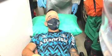 Gremistas se ferem após pedradas em ônibus; clube não quer jogar Gre-Nal