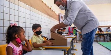 Prefeito Salmir entregando kits de material escolar