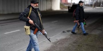 Voluntários da ucrânia receberam armas das autoridades para enfrentar os russos nas ruas