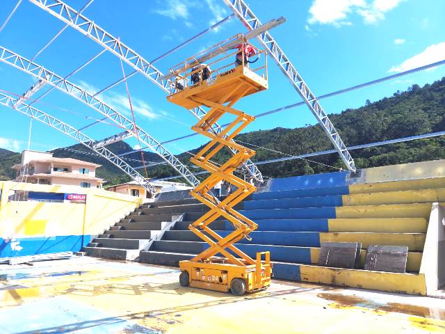 Cobertura do ginásio de calheiros sendo levantada