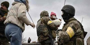 Guerra chega ao 59º dia com ataque ao leste da Ucrânia e evacuação de Mariupol