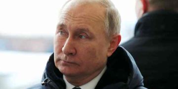 Rússia faz alerta aos EUA sobre envio de armas após visita de secretários a Kiev