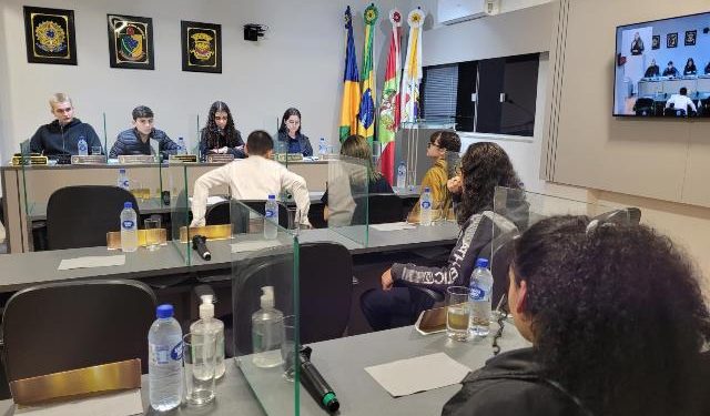 Vereadores mirins e parlamentares jovens de Biguaçu realizam a sessão ordinária de agosto