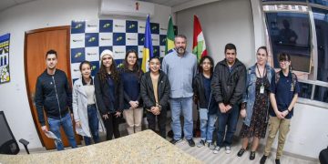 Vereadores mirins e parlamentares jovens de Biguaçu visitam a sede da Prefeitura